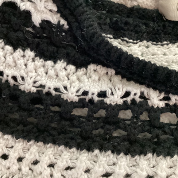 G Greige black, XL top, black and white crochet sleeves and along the top - Picture 3 of 8